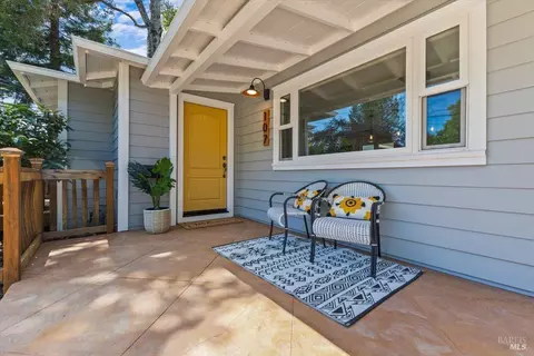 107 1st St, Healdsburg, CA 95448