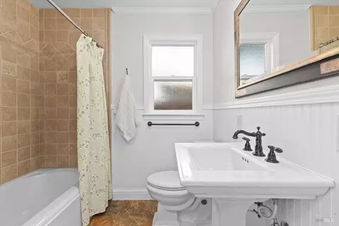 Bath - 107 1st St, Healdsburg, CA 95448 photo 1 of 4