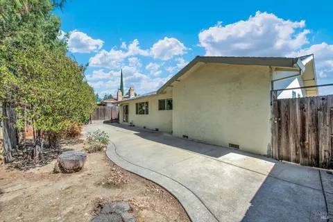 Exterior - 596 Silver Dr, Vacaville, CA 95687 photo 11 of 14