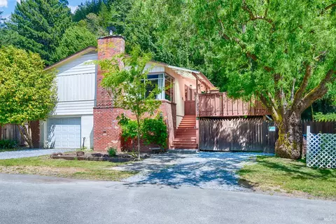20215 Willow Rd, Monte Rio, CA 95462