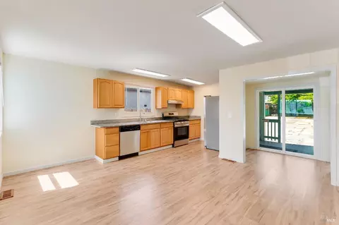 Living - 213 Sperry Ave, Vallejo, CA 94590 photo 5 of 7