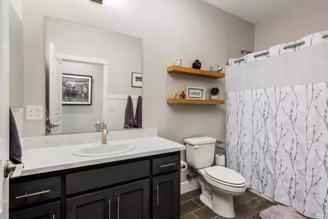 Bath - 1455 Acorn Way, Windsor, CA 95492 photo 3 of 3