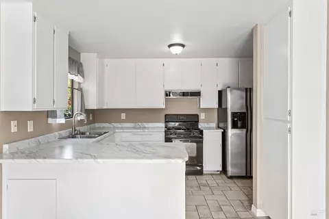 Kitchen - 537 Donner Ct, Ukiah, CA 95482 photo 3 of 3