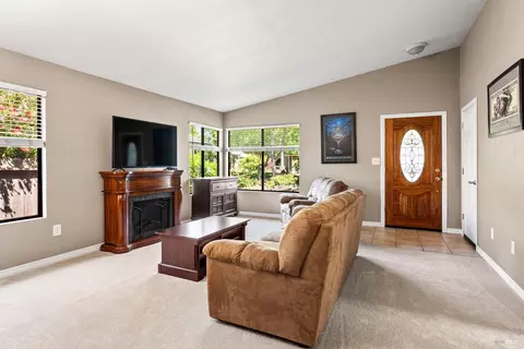 Living - 537 Donner Ct, Ukiah, CA 95482 photo 1 of 1