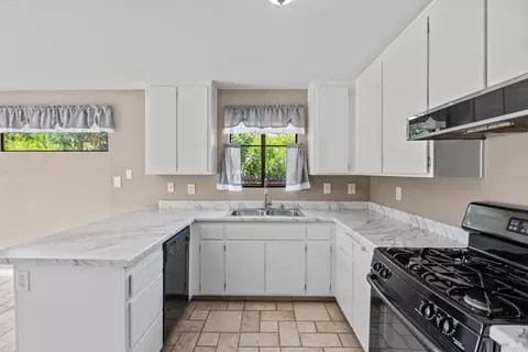 Kitchen - 537 Donner Ct, Ukiah, CA 95482 photo 1 of 3