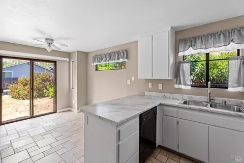 Kitchen - 537 Donner Ct, Ukiah, CA 95482 photo 2 of 3