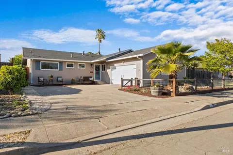 1221 Bertha Ln, Santa Rosa, CA 95405