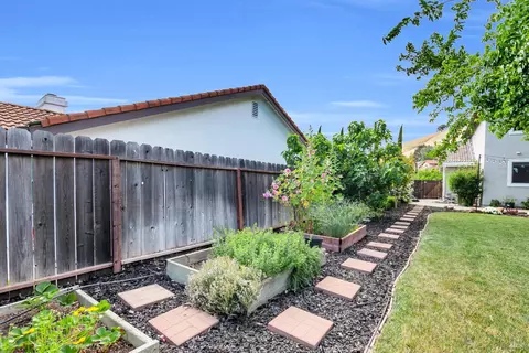 Exterior - 2812 Silver Fox Cir, Fairfield, CA 94534 photo 10 of 12