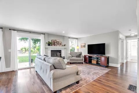 Living - 2812 Silver Fox Cir, Fairfield, CA 94534 photo 2 of 4