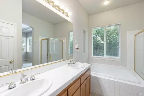 Bath - 1179 Rochioli Dr, Windsor, CA 95492 photo 1 of 5