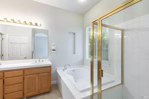 Bath - 1179 Rochioli Dr, Windsor, CA 95492 photo 2 of 5