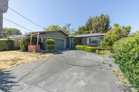 1021 Country Club Dr, Petaluma, CA 94952