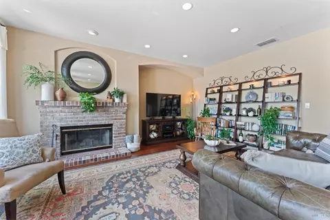 Living - 1261 Landmark Dr, Vallejo, CA 94591 photo 4 of 6