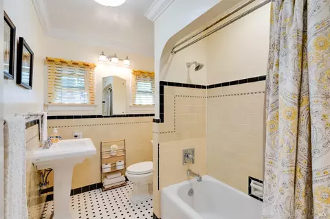 Bath - 33 Romine Way, Vallejo, CA 94591 photo 2 of 5