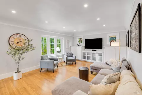 Living - 33 Romine Way, Vallejo, CA 94591 photo 2 of 4