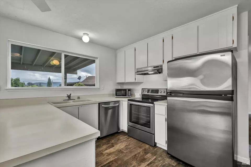Kitchen - 18528 N Shore Dr, Hidden Valley Lake, CA 95467 photo 2 of 3