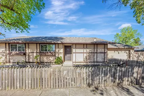 2711 Iroquois St, Santa Rosa, CA 95403
