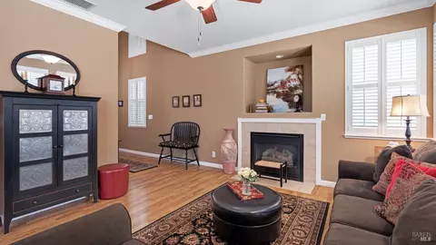 Living - 540 Wicklow Dr, Vacaville, CA 95688 photo 2 of 4