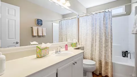Bath - 540 Wicklow Dr, Vacaville, CA 95688 photo 4 of 4