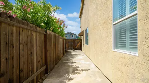 Exterior - 540 Wicklow Dr, Vacaville, CA 95688 photo 5 of 11