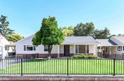 745 W A St, Dixon, CA 95620