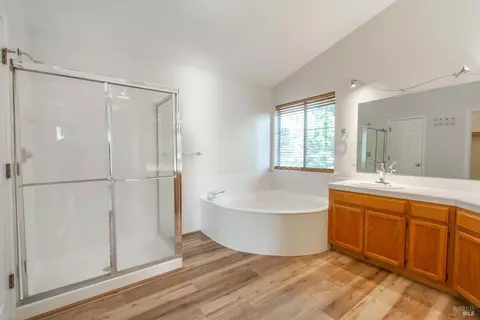 Bath - 250 Carpenter Ct, Dixon, CA 95620 photo 3 of 6