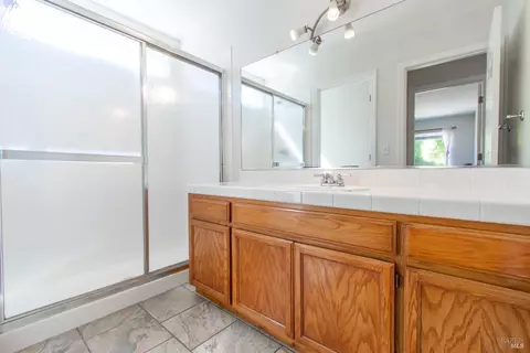Bath - 250 Carpenter Ct, Dixon, CA 95620 photo 1 of 6