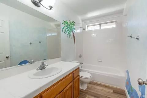 Bath - 250 Carpenter Ct, Dixon, CA 95620 photo 2 of 6