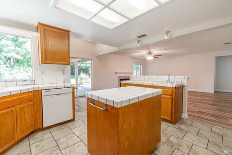 Kitchen - 250 Carpenter Ct, Dixon, CA 95620 photo 4 of 4