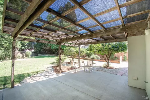 Exterior - 250 Carpenter Ct, Dixon, CA 95620 photo 3 of 8