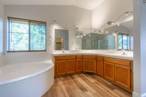Bath - 250 Carpenter Ct, Dixon, CA 95620 photo 4 of 6