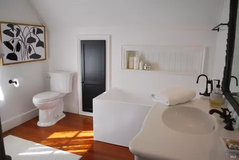 Bath - 1801 Bodega Ave, Petaluma, CA 94952 photo 3 of 7