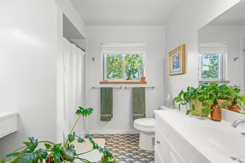 Bath - 21800 River Rd, Geyserville, CA 95441 photo 2 of 5