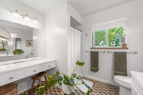 Bath - 21800 River Rd, Geyserville, CA 95441 photo 5 of 5
