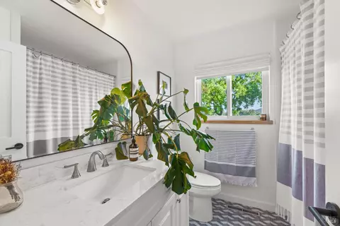 Bath - 21800 River Rd, Geyserville, CA 95441 photo 1 of 5