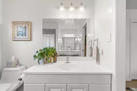 Bath - 21800 River Rd, Geyserville, CA 95441 photo 4 of 5