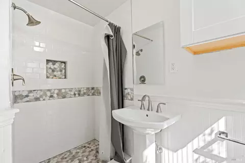 Bath - 161 Barbara St, Ukiah, CA 95482 photo 1 of 2