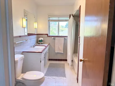 Bath - 161 Barbara St, Ukiah, CA 95482 photo 2 of 2