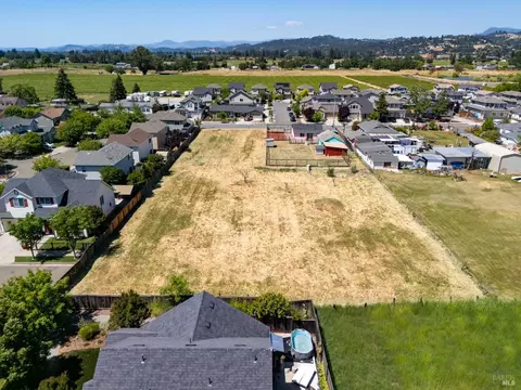 2132 Dennis Ln, Santa Rosa, CA 95403