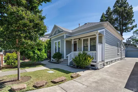 24 S University St, Healdsburg, CA 95448
