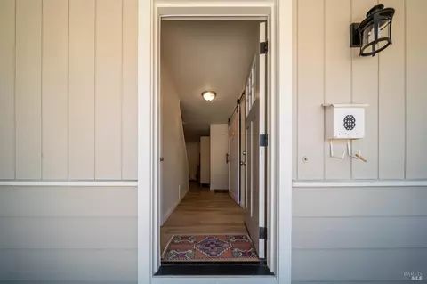Entry Way - 935 Mason Ct, Dixon, CA 95620 photo 5 of 7