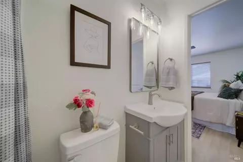Bath - 935 Mason Ct, Dixon, CA 95620 photo 4 of 7