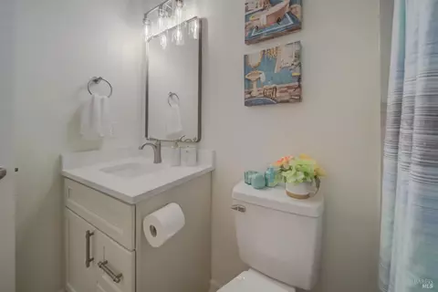 Bath - 935 Mason Ct, Dixon, CA 95620 photo 2 of 7