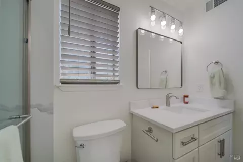 Bath - 935 Mason Ct, Dixon, CA 95620 photo 7 of 7
