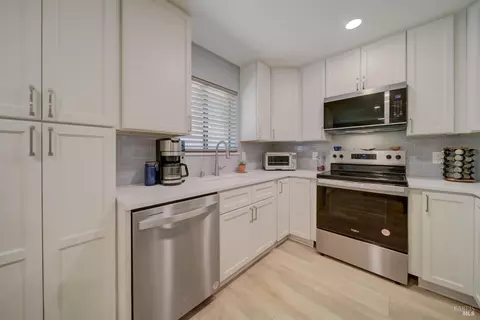 Kitchen - 935 Mason Ct, Dixon, CA 95620 photo 5 of 6