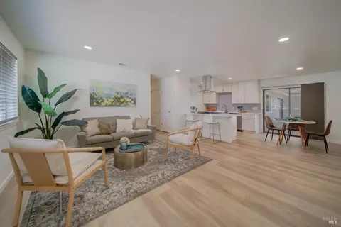 Living - 935 Mason Ct, Dixon, CA 95620 photo 1 of 2