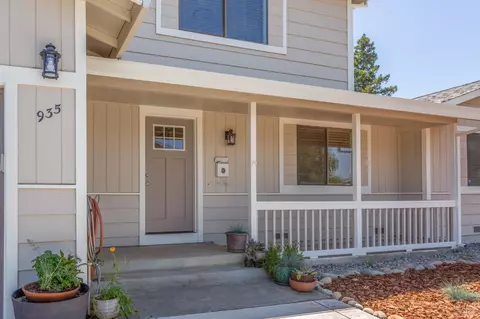 Exterior - 935 Mason Ct, Dixon, CA 95620 photo 2 of 11