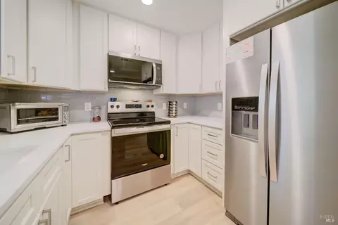 Kitchen - 935 Mason Ct, Dixon, CA 95620 photo 6 of 6