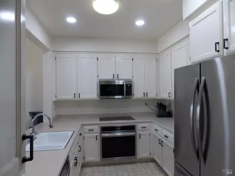 Kitchen - 834 Glen Miller Dr, Windsor, CA 95492 photo 5 of 5