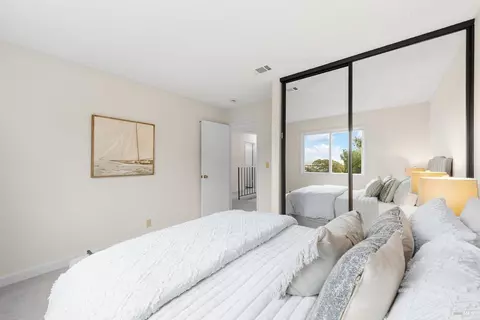 Bedroom - 225 Riverview Dr, Vallejo, CA 94589 photo 4 of 8